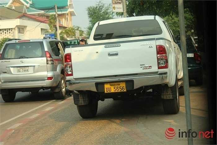 Chiếc xe này cũng đậu lề đường, chủ có thể đi đâu, bao lâu không phải lo mất gương. 