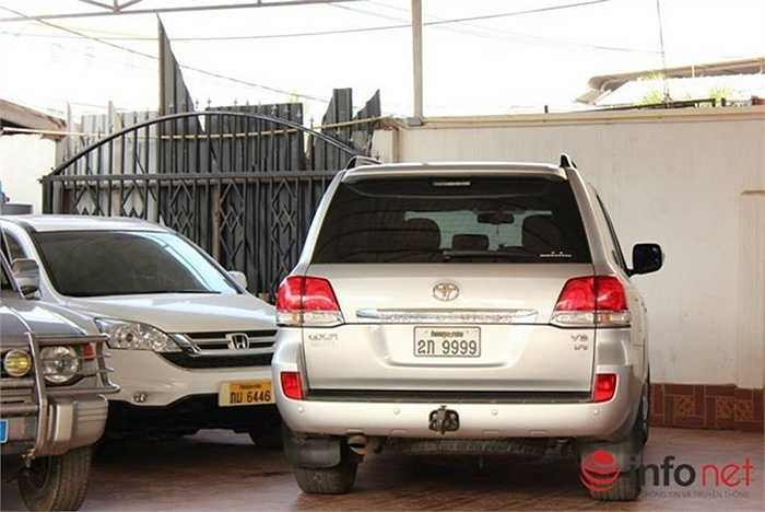 Xe tứ quý 9 tại sân khách sạn Xaysombun 