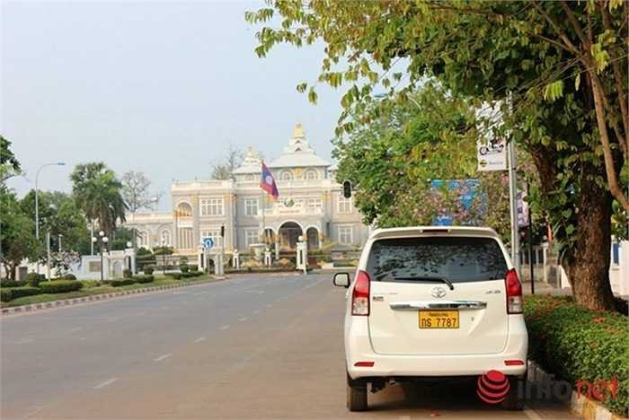 Chiếc xe mới này đậu khá lâu không cần bảo vệ