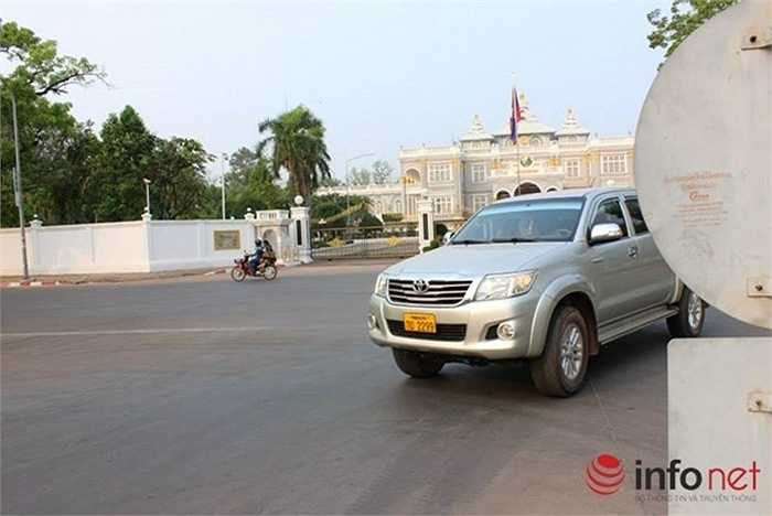 Nếu có xe đắt tiền biển đẹp như thế này, người Việt sẽ phải sắm cho nó gara hoặc bỏ nhiều tiền thuê bãi bảo vệ cho nó. Còn ở Lào, những chiếc xe này cứ vô tư đỗ bên lề đường ngày cũng như đêm, không lo bị mất gương, mất đèn, mặt nạ hoặc bị cào xước sơn.... 