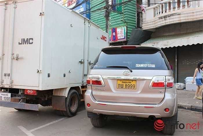 Khi các cửa hàng trên phố đóng cửa những chiếc xe cứ thản nhiên ở ngoài đường không cần trông coi 