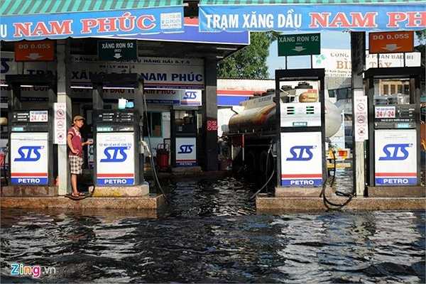 Cây xăng 547 đường Kinh Dương Vương ngập nặng phải dừng bán hàng.