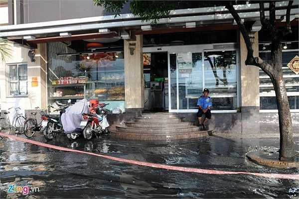 Cửa hàng bán bánh trên đường Kinh Dương Vương. Theo chị Trần Thị Hoa (nhân viên cửa hàng), đoạn đường này chỉ cần mưa nhỏ là đã ngập đến nửa bánh xe.