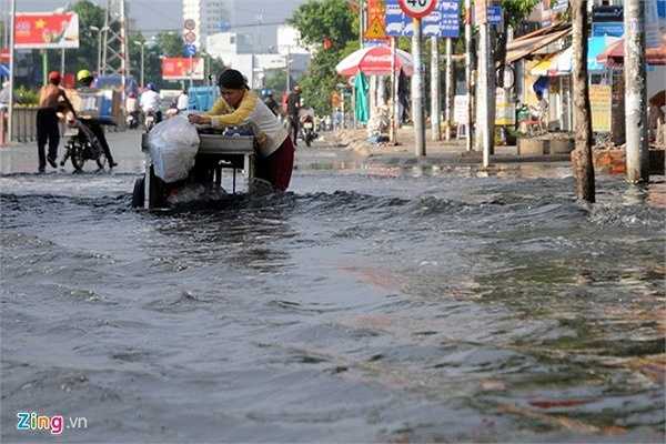 Bà Huỳnh Thị Liên (51 tuổi, quê Trà Vinh) đẩy xe đi bán xôi, bị chiếc xe buýt chạy qua làm sóng nước văng ướt cả người.