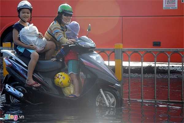 Ba mẹ con chị Hoa phải dắt bộ.