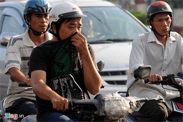 Nước ngập mang theo rác và mùi hôi thối xộc lên khiến người đi đường phải bịt mũi.