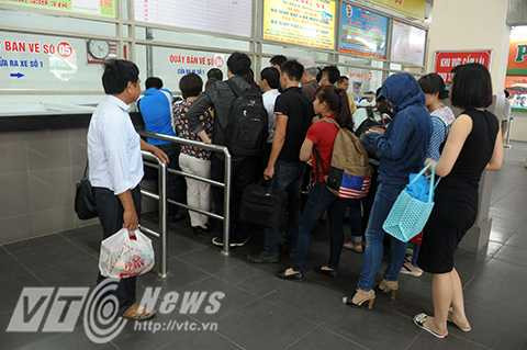 Người Hà Nội, TP.HCM vạ vật trắng đêm chờ tàu xe về quê