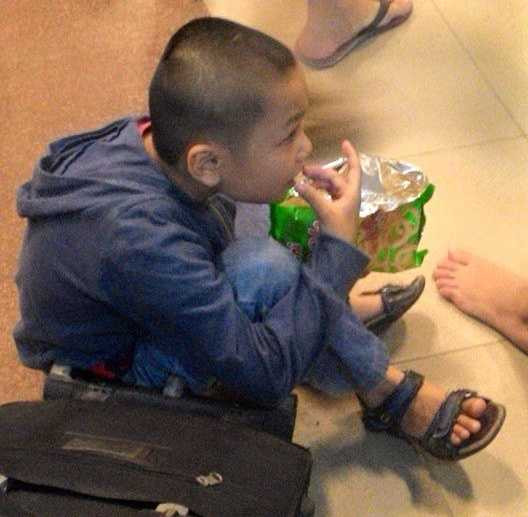 Người Hà Nội, TP.HCM vạ vật trắng đêm chờ tàu xe về quê