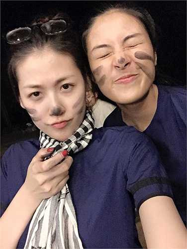 Người đẹp lấy thiện cảm người đối diện bằng vẻ thân thiện, đáng yêu.