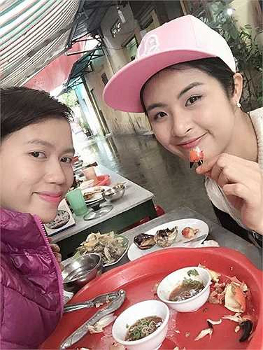 Trong những shoot hình bên bạn bè, Ngọc Hân thường để mặt mộc.