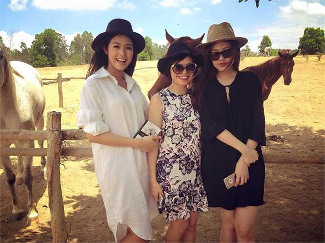 Người đẹp thoải mái tạo dáng, rạng rỡ vui vẻ.