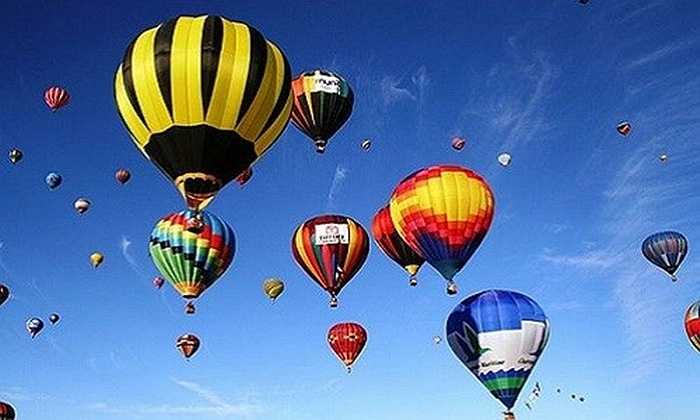 Lễ hội Khinh khí cầu (30/4 - 2/5) sẽ diễn ra tại Khu đô thị Ecopark (Gia Lâm - Hà Nội) là một trong những hoạt động cực mới mẻ cho người dân trong dịp nghỉ lễ 30/4. Du khách sẽ được thử cảm giác bay liệng trên bầu trời bằng các khinh khí cầu khổng lồ, hoặc tham quan lòng khinh khí cầu. 