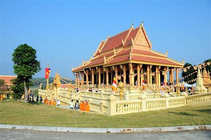 Từ 28/4 - 3/5 tại Làng Văn hóa Du lich các dân tộc Việt Nam (Đồng Mô - Sơn Tây - Hà Nội) diễn ra hoạt động lễ hội, trò chơi dân gian của người Mông, Tày, Nùng (Hà Giang), hội chọi dê của người Mông ở Hà Giang. Ngoài ra, lễ hội sẽ có các sản vật, đồ thổ cẩm đặc sắc giới thiệu đến du khách. 