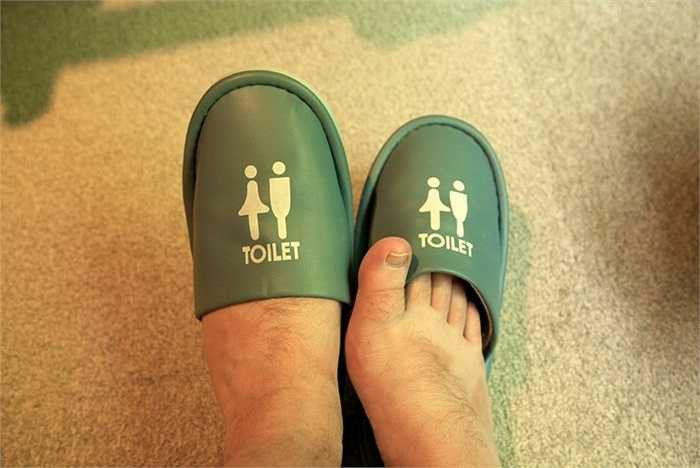 2. Dép đi trong toilet. Người Nhật Bản rất chú trọng tới sự sạch sẽ. Vì vậy, họ chia ra các địa điểm 'sạch sẽ' và 'không sạch'. Khi bước vào một vị trí 'không sạch' như toilet, mọi người cần tháo bỏ đôi giày của mình và sử dụng dép đi trong toilet và sau đó đi giày trở lại khi đã ở vị trí 'sạch sẽ'