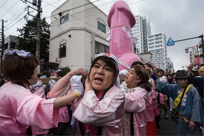 13. Kanamara Matsuri. Một truyền thuyết của Nhật nói răng khi thành hôn, một con quái vật nấp trong cơ thể người vợ sẽ tấn công người chồng và họ nghĩ ra lễ hội Kanamara Matsuri - với nhiều đồ vật có hình 'cậu nhỏ' để tống tiễn con quái vật này