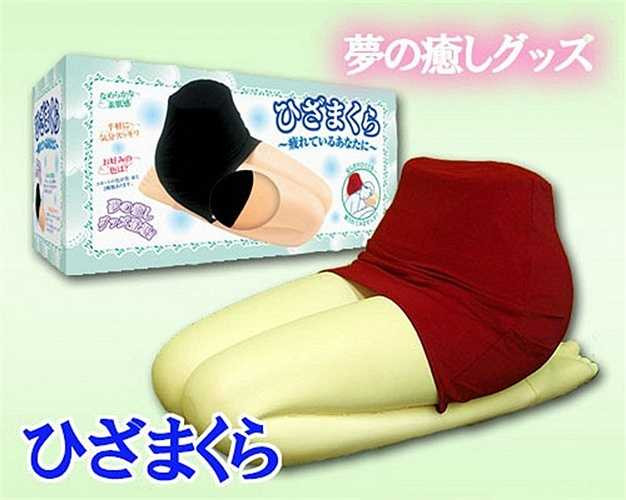 6. Gối đặc biệt. Với những người đàn ông Nhật độc thân, họ có thể cảm thấy nhẹ nhàng hơn với chiếc gối có tên Hizamakura. Loại gối này trông giống như phần thân bên dưới của người phụ nữ mặc váy ngắn. 