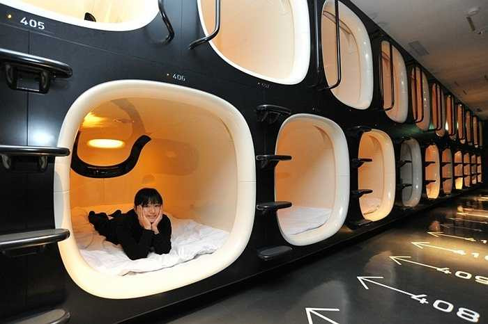 9. Khách sạn khoang kín (capsule hotel). Đây là loại khách sạn phổ biến ở Nhật Bản. Với diện tích chật hẹp, mỗi phòng chỉ được trang bị đệm, TV nhỏ và điều hòa. Nó phù hợp với những người ít tiền và muốn có một chỗ nghỉ tạm thời 