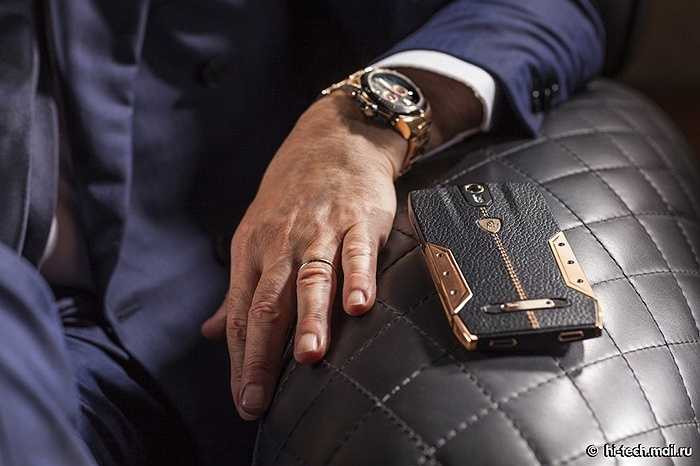 Tonino Lamborghini 88 Tauri: Đây là chiếc điện thoại 'gây bão' vì độ đẳng cấp và sang chảnh của nó. Có giá 6.000 USD, loại điện thoại này có số lượng giới hạn và thiết kế nắp lưng bọc da thật trông cực oách.