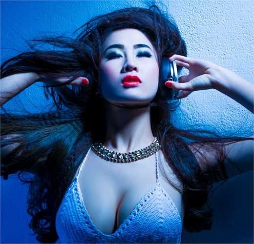 DJ Oxy sinh năm 1993, là cái tên đã không còn xa lạ trong thời gian gần đây. Cô sỡ hữu thân hình nóng bỏng, khuôn mặt đẹp, cùng khả năng chơi nhạc chuyên nghiệp. 