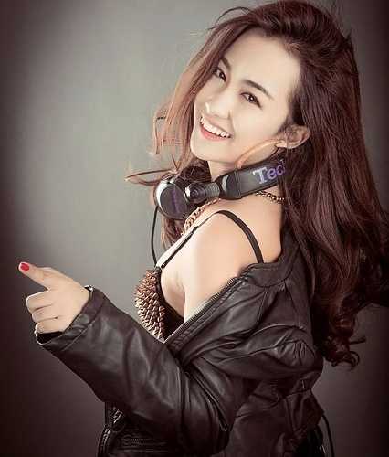 Trong giới DJ Hà thành, cô được mệnh danh là nữ DJ sở hữu nụ cười quyến rũ nhất. Cô vào nghề được hơn 4 năm nay và cũng là một cái tên không còn xa lạ trong giới DJ tại Việt Nam.