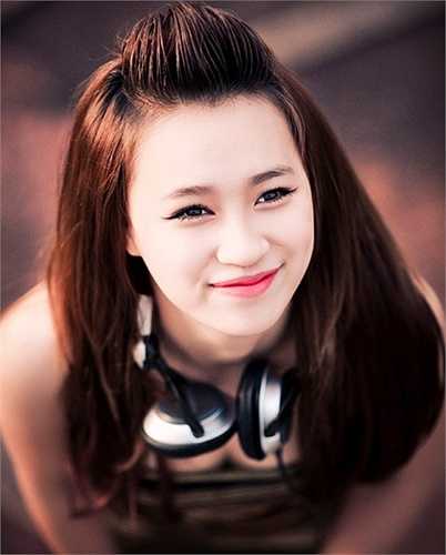 DJ Tít là một trong những DJ nóng bỏng, sexy và nổi tiếng hiện nay. Sinh ra và lớn lên trong một gia cảnh nghèo khó nhưng cô vẫn luôn tự biết vươn lên bằng chính đôi chân của mình.