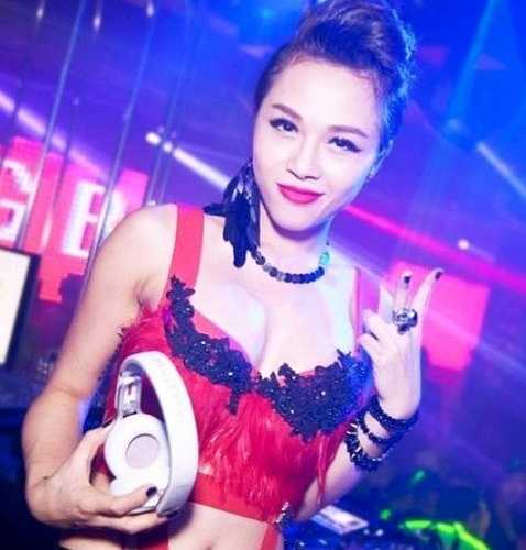 Cô thu hút người đối diện bởi vẻ sexy, mạnh mẽ độc đáo của mình. Khác với nhiều DJ gợi cảm hiện nay, Ngọc Ngà chọn kiểu tóc tém ngắn cá tính và phong cách thời trang nóng bỏng mắt. 