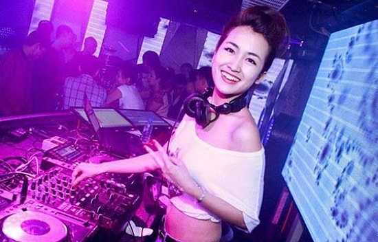 Cô bạn DJ xinh đẹp của đội Sơn Tùng M-TP trong chương trình The Remix – Hòa âm ánh sáng lúc nào cũng nổi bật với nụ cười rạng rỡ
