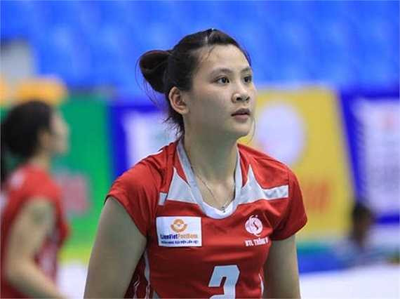 Sau khi xem một trận đấu bóng chuyền nữ trên TV, dù không có chiều cao tốt, cô bé Âu Hồng Nhung vẫn nhất quyết xin đầu quân vào đội bóng chuyền Bộ tư lệnh Thông tin.