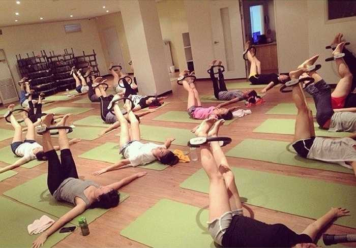 Do cô giáo quá nổi tiếng nên lớp tập Pilates của cô luôn kín chỗ.