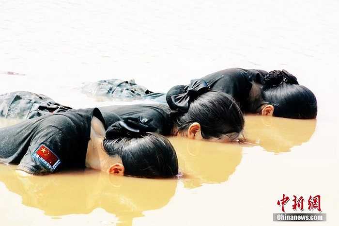 Học viện hàng không yêu cầu các nữ học viên phải biến mình từ một nữ tiếp viên xinh đẹp, nho nhã thành một phụ nữ cứng rắn chỉ trong phút chốc