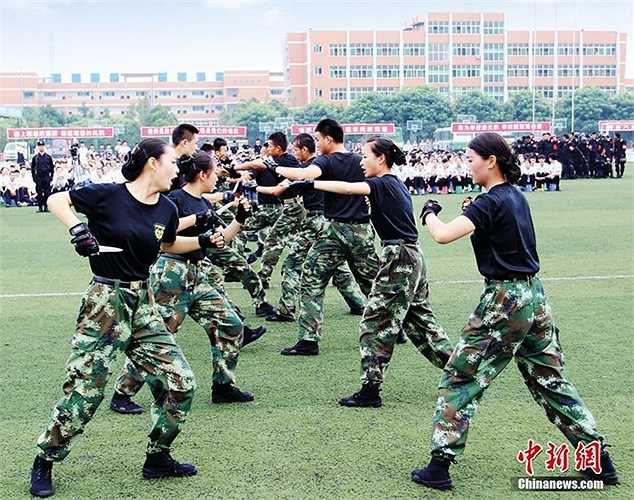 Tập đối kháng với đối thủ dùng vũ khí thô sơ