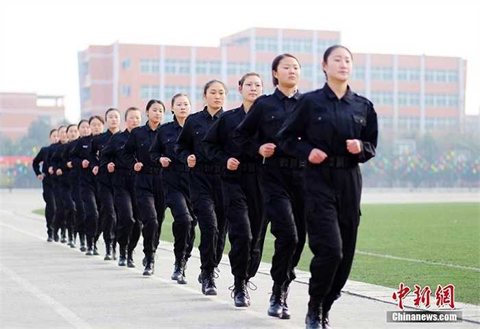 Chạy bộ đường dài với giày của binh lính