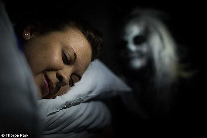 Muốn tham gia vào trải nghiệm đậm chất Halloween mang tên The Extra Cut của Thorpe Shark, du khách phải đủ từ 18 tuổi trở lên mới được tham gia. Trong trải nghiệm rùng rợn này, du khách sẽ được nghỉ đêm khách sạn với quái vật ẩn nấp dưới gầm giường. 