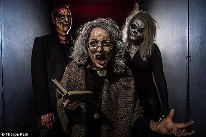 Tuy nhiên, những điều đáng sợ vẫn chưa kết thúc. Khi đã tìm thấy những tấm ảnh, du khách sẽ lại bị bắt cóc, cho vào bao tải và nhốt vào một chiếc xe. Chiếc xe này có nhiệm vụ đưa họ về khách sạn. 