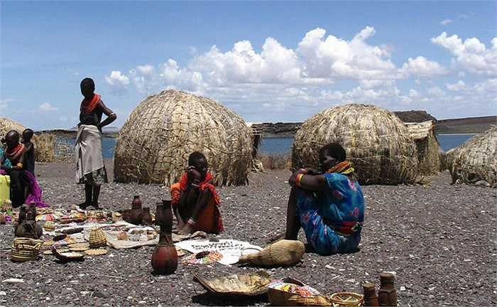 Điều đặc biệt, bộ tộc này không tiếp nhận cuộc sống văn minh. Mặc dù chính phủ Kenya cố gắng giúp họ hòa nhập cộng động, nhưng đều thất bại.