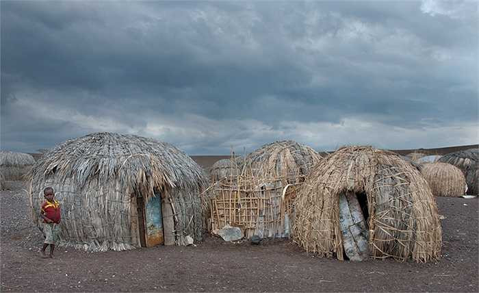Họ sống trong những túp lều rất đơn giản. Nguyên liệu chính tạo nên ngôi nhà lá lá cây. Kiến trúc nhà hình bát úp với một cửa ra vào.