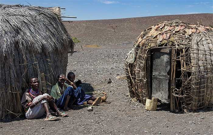 Mặc dù có chế độ ăn giàu protein, nhưng lại thiếu rau và thiếu canxi, nên người El Molo vô cùng nhỏ bé, cấu trúc xương bị biến dạng và trọng lượng cơ thể chỉ nặng từ 30 - 45kg với tuổi thọ chỉ khoảng 45 tuổi.