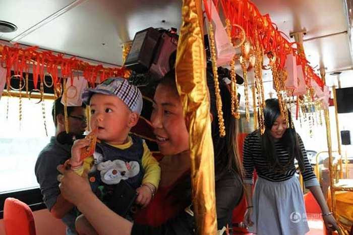 Được biết, số trang sức trên người cô người mẫu có giá trị khoảng 2 triệu nhân dân tệ. Còn tổng giá trị của toàn bộ chiếc xe bao gồm dát vàng, trang sức trang trí trong xe lên đến 500 triệu nhân dân tệ.