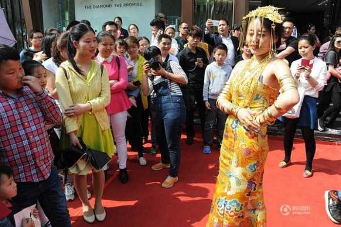 Trên xe còn có một cô gái ăn mặc gợi cảm, đeo đầy vàng để mọi người chiêm ngưỡng. Lời quảng cáo hấp dẫn nhất là ngoài việc tham quan tự do, mọi người có thể lục tung xe hay người cô gái để tìm vài món quà bí mật gồm nhẫn vàng, dây chuyền, vàng thỏi. Việc này đã thu hút hàng trăm người xếp hàng dài để lên xe tìm kiếm vận may.