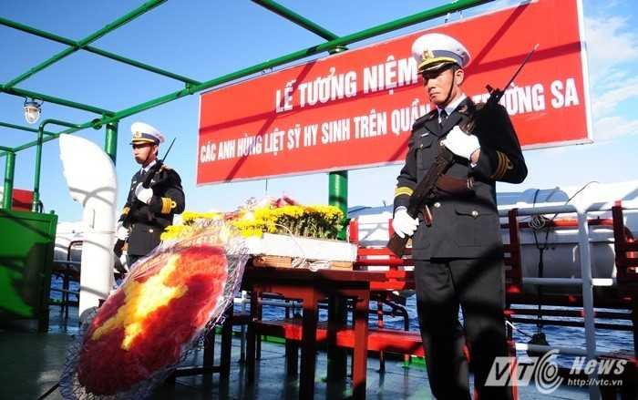 Hàng trăm người tưởng niệm các liệt sỹ Trường Sa giữa Biển Đông