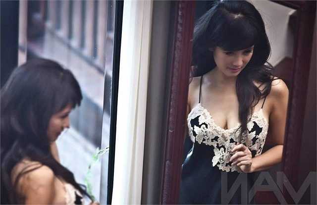 Những đường cong mặn mà được cô thoải mái phô diễn.
