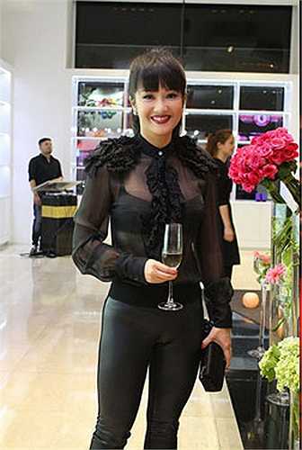Nhưng càng lớn tuổi, cô càng bạo dạn trong cách ăn mặc.