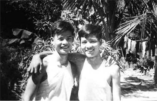 Trong ảnh là Nguyễn Văn Thạc (bên phải) cùng bạn học thời còn là sinh viên Đại học Tổng hợp. Chàng trai gốc Hà thành từng là học sinh giỏi văn nhất miền Bắc. Anh để lại cho đời một cuốn nhật ký mang tên 'Chuyện đời' (hay còn được biết đến với cái tên Mãi mãi tuổi hai mươi). Cuốn nhật ký được ghi từ ngày 2/10/1971 và mãi mãi dừng lại vào ngày 3/6/1972, hai tháng trước khi anh hy sinh tại chiến trường Quảng Trị.