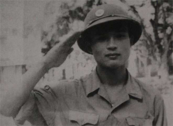 'Binh nhì' Lê Minh Tân, sinh viên năm thứ 3, lớp Chế tạo máy của Đại học Bách khoa nhập ngũ tháng 9/1971. Dọc đường hành quân, anh viết thư về cho ba má: 'Đến ngày con về không biết tóc của ba má có bạc nhiều không? Nếp nhăn trên trán của ba má có lẽ dày thêm vì lo nghĩ cho tụi con quá nhiều. Nhiều đêm mùa mưa trong này, nằm lạnh không ngủ được, con nghĩ lại thương ba má và các em nhiều không để đâu cho hết. Làm cho ba má phải lo và ba mới mổ dậy phải ngồi viết thư dài cho con cũng là lỗi tại co