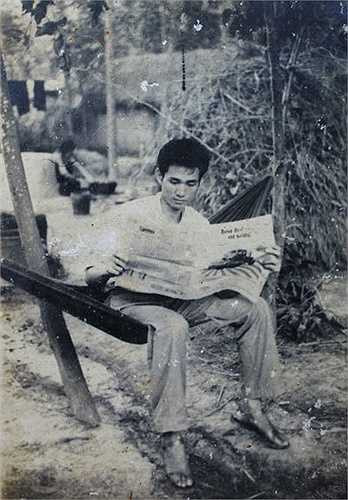 Ảnh chụp của sinh viên Kinh tế Kế hoạch (Đại học Kinh tế quốc dân) năm 1972 tại Quảng Bình, trước khi vào mặt trận Quảng Trị. Xa mái trường nhưng nhiều người vẫn mang theo sách, nhật ký để tranh thủ đọc, ghi chép lúc nghỉ ngơi.