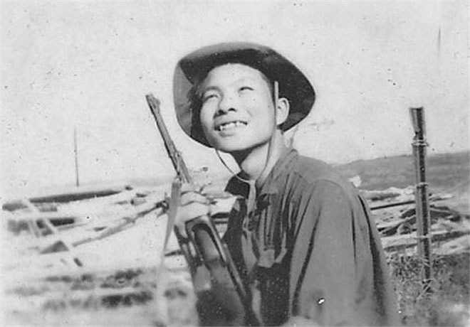 Nụ cười của binh nhì Nguyễn Dũng, sinh viên Đại học Bách khoa được ghi lại trên chiến trường Quảng Trị. Nguyễn Dũng là lính thông tin của Trung đoàn 95, Sư đoàn 325, trực tiếp tham gia chiến dịch 81 ngày đêm bảo vệ Thành cổ trong mùa hè đỏ lửa 1972. Tấm ảnh sau này được phóng viên chiến trường gửi về nhà Nguyễn Dũng ở phố Bạch Mai (Hà Nội).