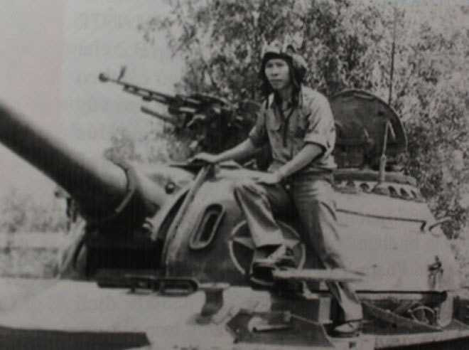 Anh hùng lực lượng vũ trang Phạm Văn Cán (sinh viên Đại học Bách khoa) bên chiếc xe tăng. Trong số sinh viên lên đường nhập ngũ, nhiều người may mắn trở về đi học tiếp, trở thành giáo sư, bác sĩ, cán bộ cao cấp. Nhưng cũng có hàng nghìn chiến sĩ sinh viên trở thành liệt sĩ khi tuổi chớm hai mươi. Trong các nghĩa trang Thành Cổ, Trường Sơn có rất nhiều bia mộ ghi Liệt sĩ, quê Hà Nội, sinh năm 1953, 1954... Mỗi dịp gặp mặt, các cựu sinh viên luôn nhắc lại cho nhau nghe về liệt sĩ Nguyễn Văn Tư (si