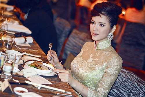 Bộ trang phục truyền thống pha màu hồng nhạt và xanh này được làm thủ công bằng tay có giá lên đến 12.000 USD (tương đương hơn 250 triệu VND).