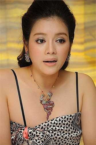 Giá trị của những món trang sức này không là vấn đề gì với Lý Nhã Kỳ bởi cô là chủ của một cửa hàng kim cương lớn.