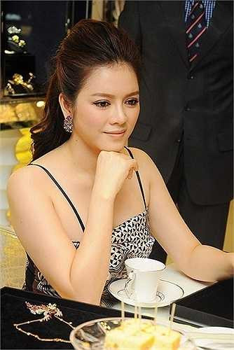 Thương hiệu của cô nhập kim cương từ hầu hết các nhãn hàng lớn trên thế giới.